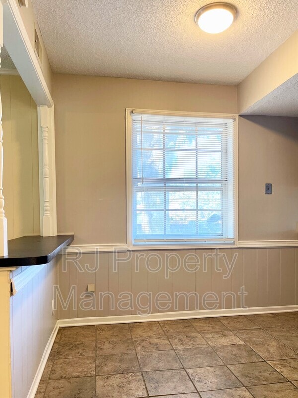 Building Photo - 3235 Foxgate Dr