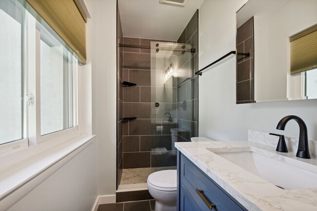 Building Photo - Reston-Renovated 3 BR / 2 BA / 2 1/2 BA En...
