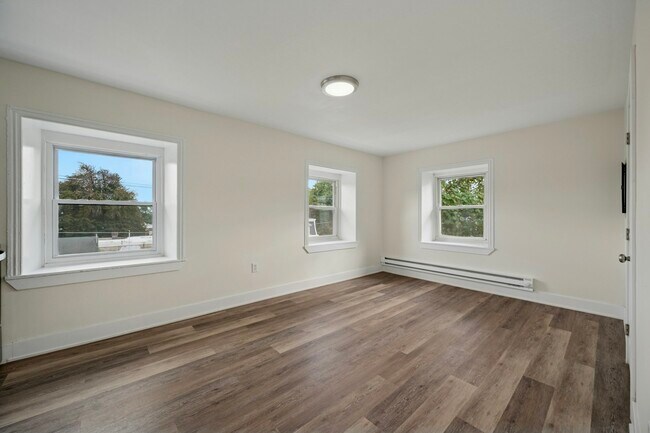 Building Photo - 109 W Queen Ln