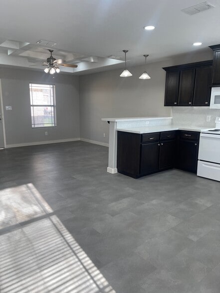 Building Photo - 404 E 2nd St