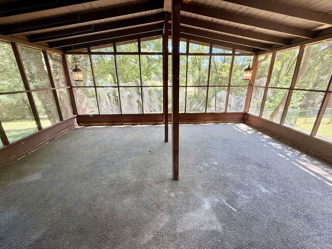 Building Photo - HUGE 4 Bedroom 2.5 Bath Donelson Ranch Cha...