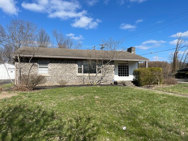 Building Photo - 451 Bob O Link Dr