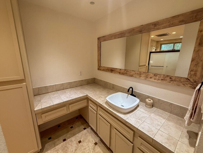 Building Photo - Welcome to your ideal rental in West Redla...