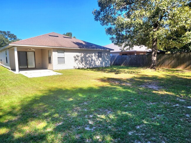 Building Photo - Small-Pet Friendly! Spacious 3/2 Home Loca...