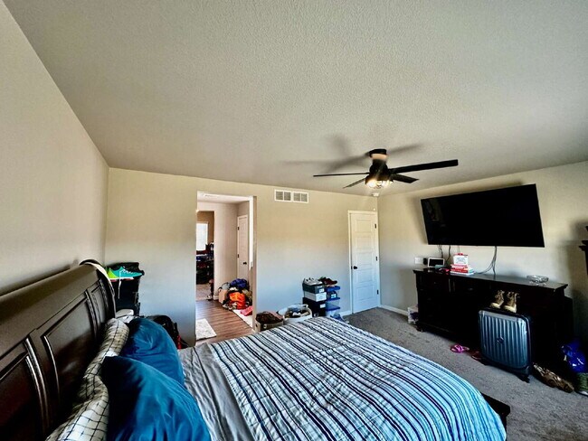 Building Photo - "Experience Spacious Living: 5-Bed, 3-Bath...