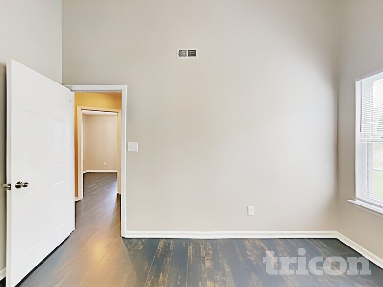 Building Photo - 1026 Summit Hills Dr