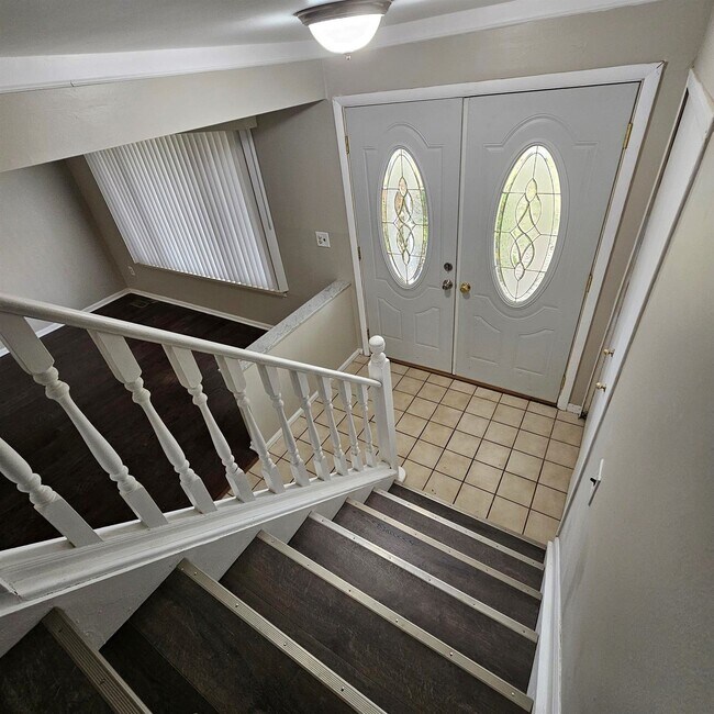 Building Photo - 4 bedroom, 2.5 bath, 2 car garage colonial...