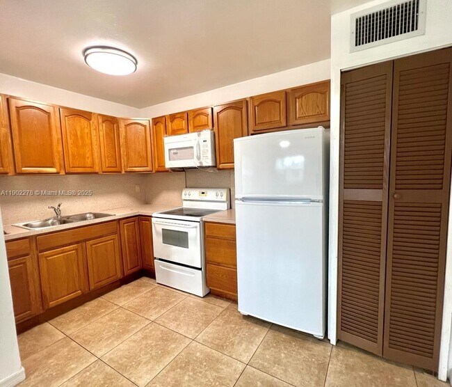 Building Photo - 1412 SW 41st Ave