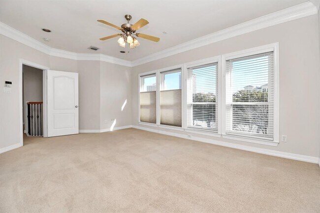 Building Photo - 833 Rosine St