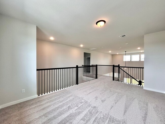 Building Photo - Modern 5/BR 4/BA with Stylish Finishes, Sp...