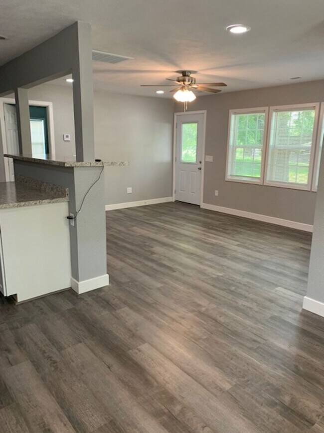 Building Photo - Beautiful 3 Bedroom 2 Bath 2 Living Areas + Detached 1 Car Garage/ Workshop