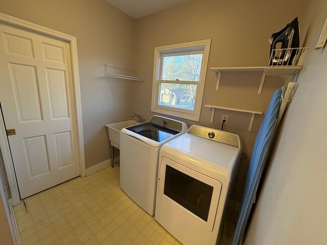 Building Photo - 433 McKinley St