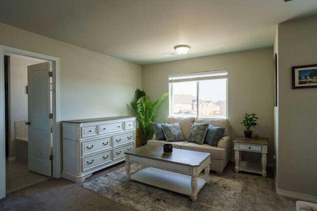 Building Photo - Like new in Ventana! 4 bedroom,3 bath, fen...