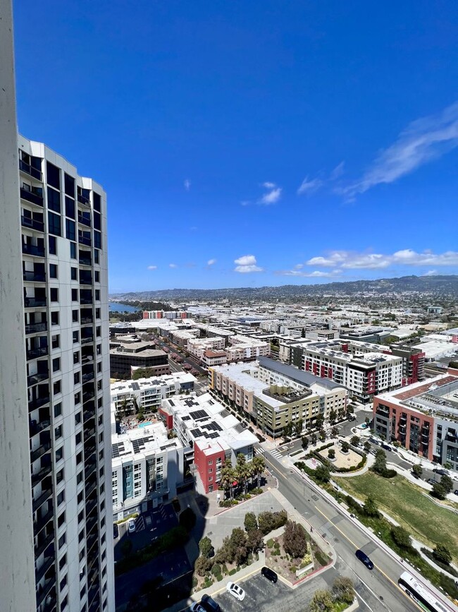 Building Photo - Luxurious 2 bedroom fully furnished condo ...