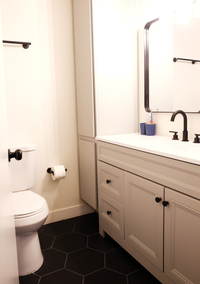 Building Photo - 6127 Meadowhaven Ln