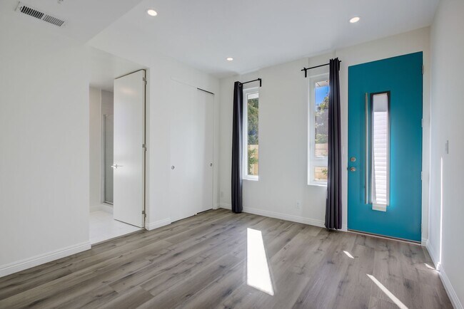 Building Photo - 837 N Kingsley Dr