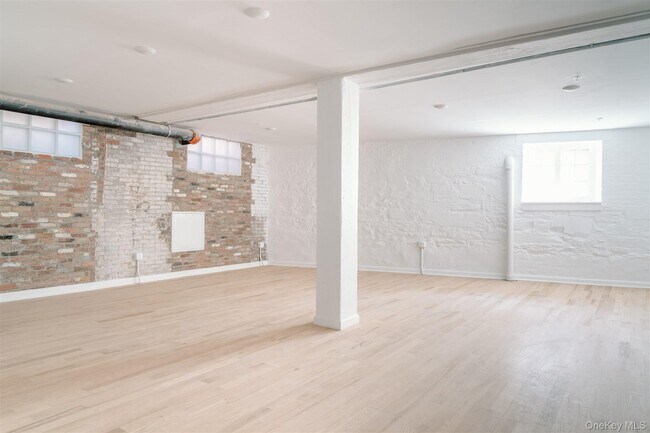Building Photo - 155 River St