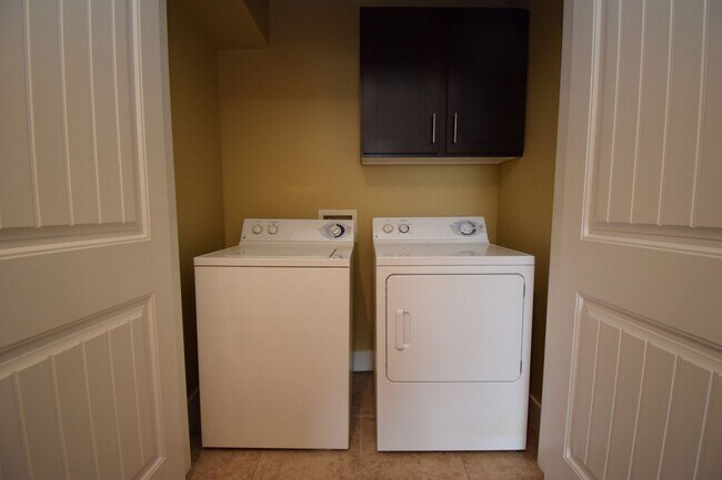 Building Photo - Great 3 Bed 2.5 Bath Townhome in Great Location!!!