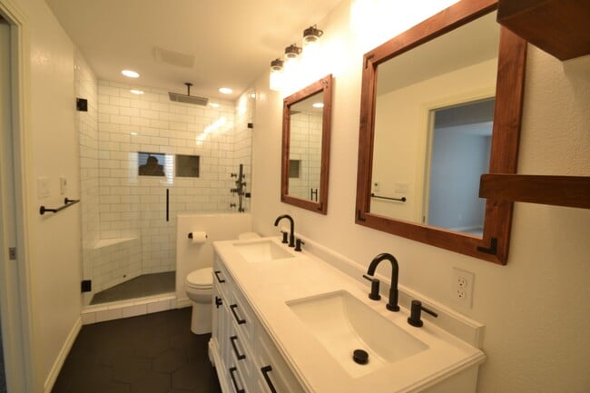 Building Photo - 5 Bed 3.5 Bath 3 Car Garage with AC