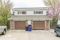 Building Photo - Awesome 4 bedroom duplex located in quite ...