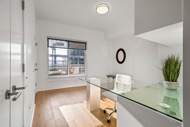 Building Photo - 603 Davis St