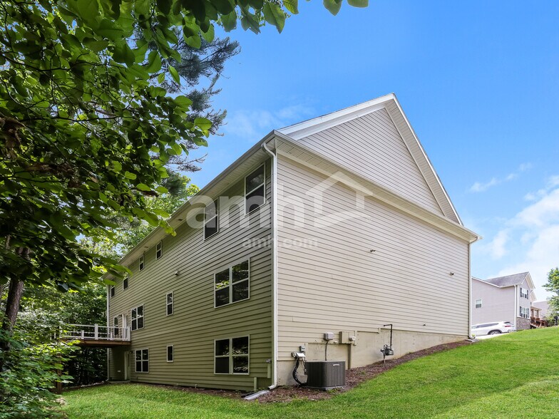 Building Photo - 422 Oscar Way