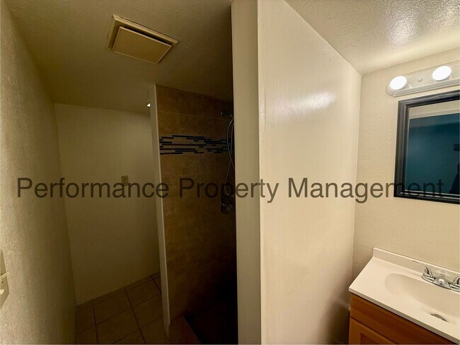 Building Photo - Gorgeous 3 Bed/2 Bath Taft Home w/ Finished Basement, 3 Car Garage & $0 Deposit Option