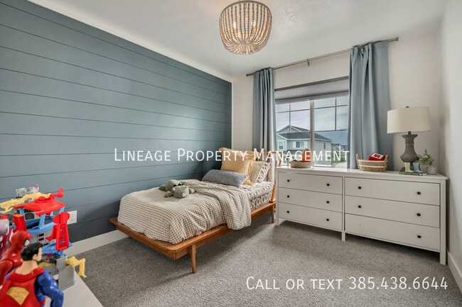 Building Photo - 3056 S Shoreline Dr