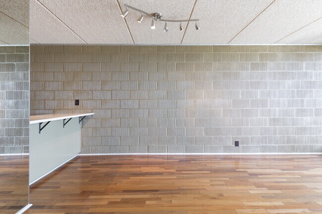 Building Photo - 1 Kelton Ct