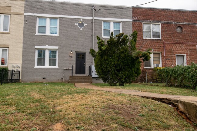 Building Photo - 1921 M St NE