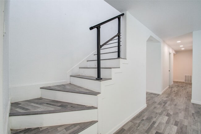 Building Photo - 550 Roanoke Dr