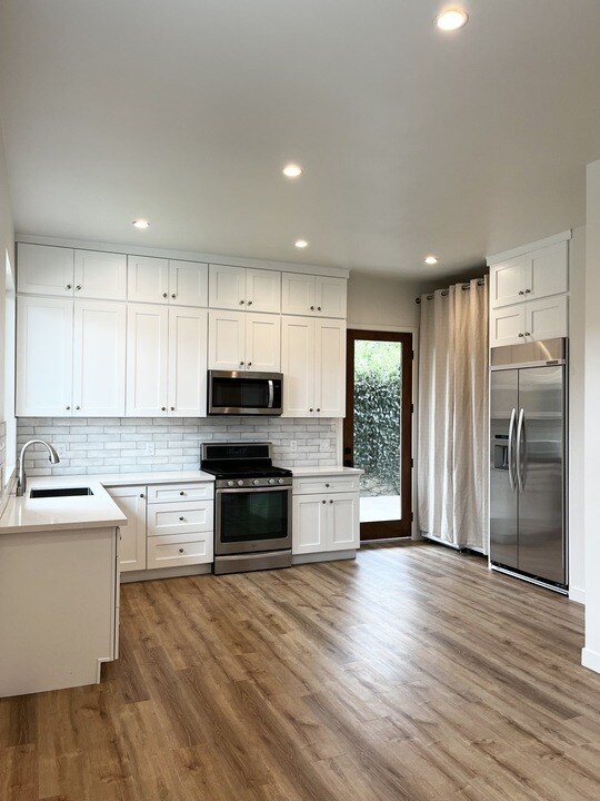 Building Photo - 4415 Stanbridge Ave