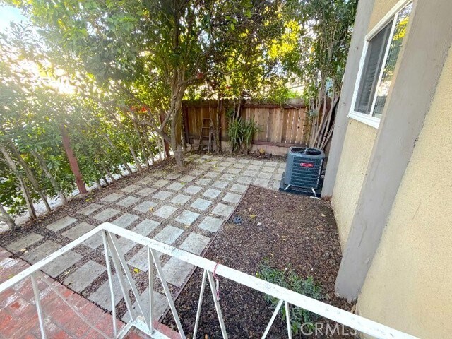 Building Photo - 1040 N Sierra Bonita Ave