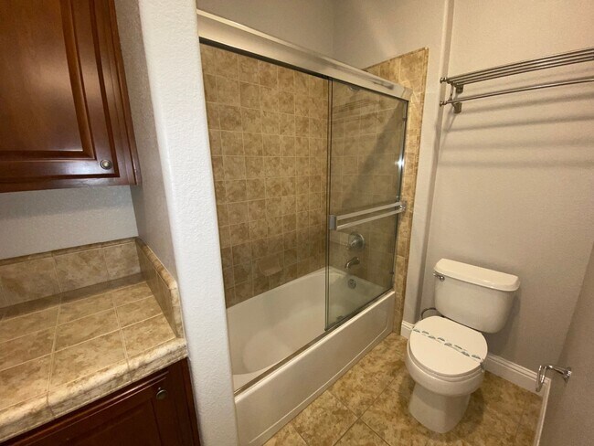 Building Photo - Top of the Hill - Gorgeous 5 Bedroom 3 Bat...