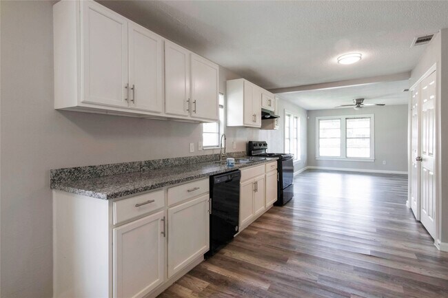 Building Photo - 504 Billington St