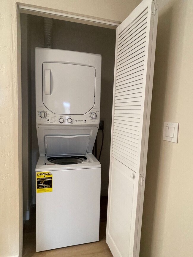 Building Photo - Newly renovated 3bd