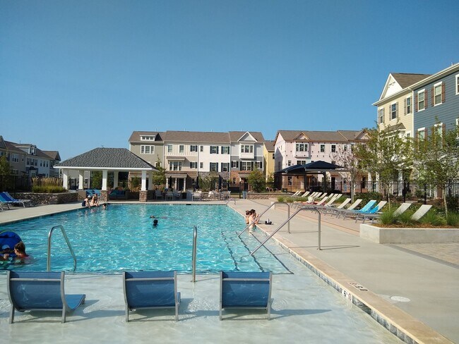 Building Photo - 2 bedroom town home next to Light Rail off...
