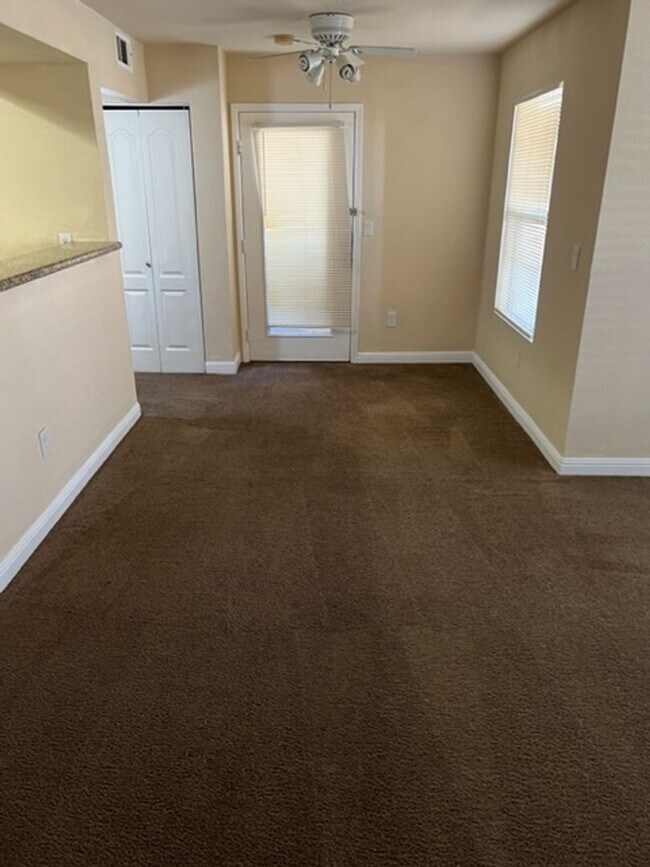 Building Photo - SW- 2 Bedroom Condo!