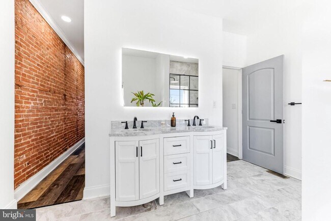 Building Photo - 737 Dolphin St