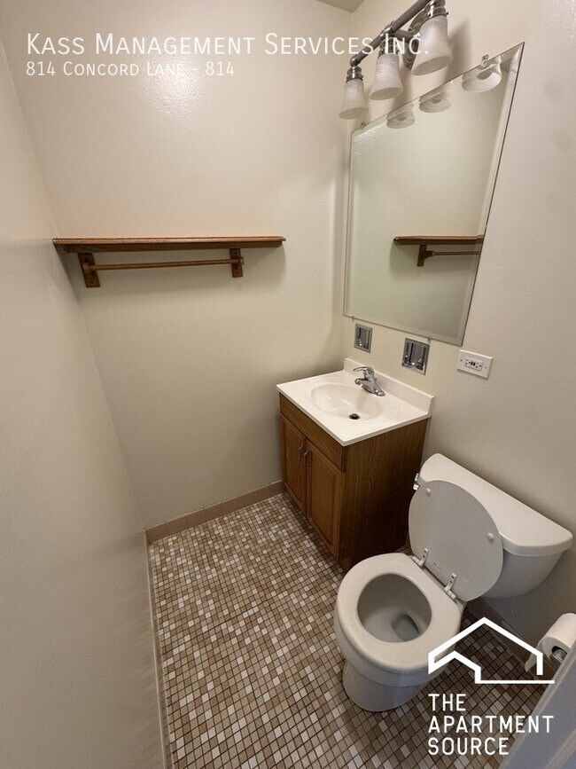 Building Photo - 814 Concord Ln