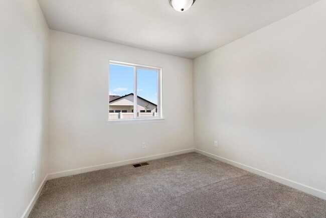 Building Photo - 392 Rock Dove Loop