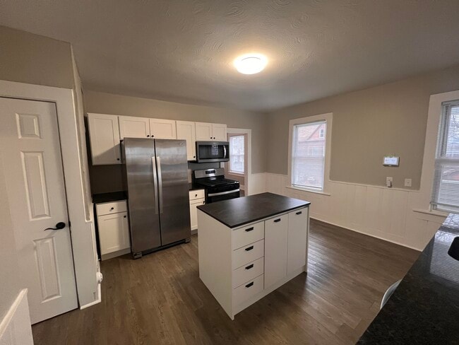 Building Photo - 877 Belmont Ave