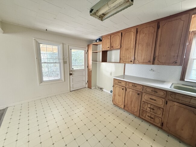 Building Photo - 123 Leeper St