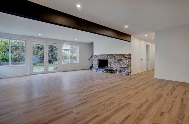 Building Photo - 3Bd/2.75Ba Shoreline House