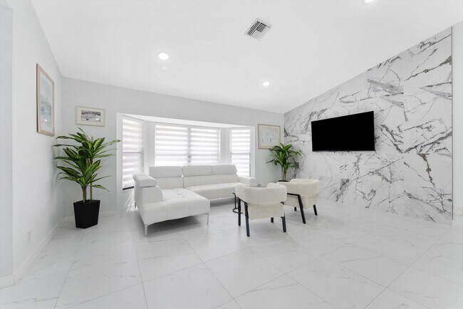 Building Photo - 13947 Geranium Pl