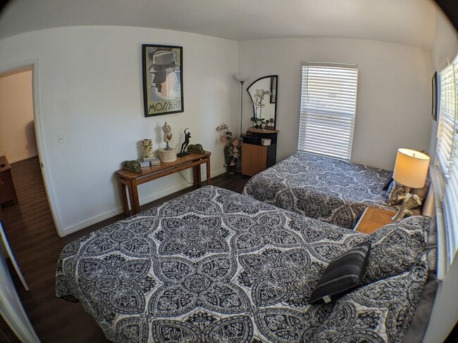 Building Photo - 2 Bed / 1 Bath Cozy Downtown Duplex Apartment