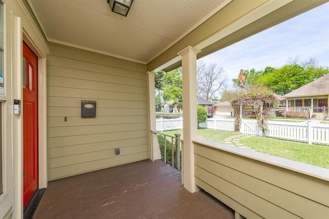 Building Photo - 722 E 25th St