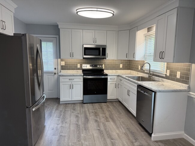 Building Photo - 104 Creekside Dr