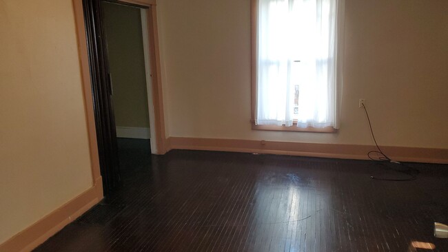 Building Photo - 3 bd, 1 ba house just north of downtown, w...
