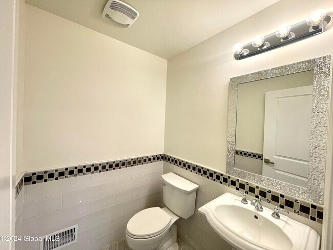 Building Photo - 9 B Poplar Dr